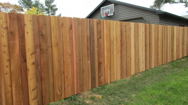 Fencing Battle: Chain Link vs. Wood – Which is the Superior Choice?